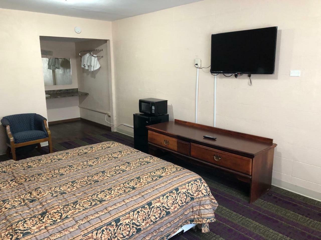 Town Motel Oshkosh Bagian luar foto