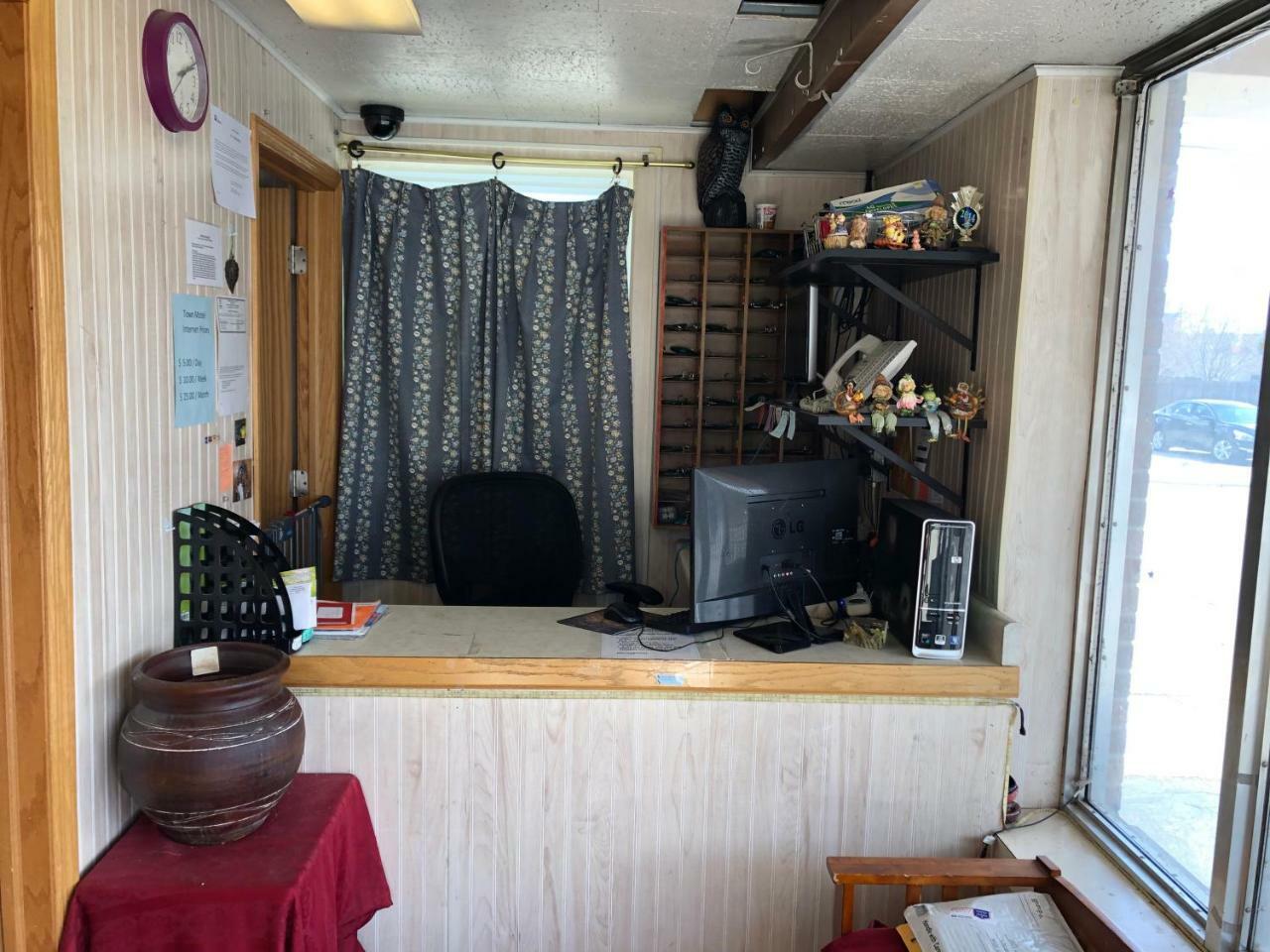 Town Motel Oshkosh Bagian luar foto